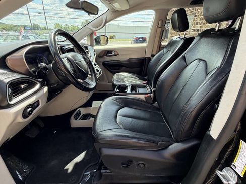 Used 2018 Chrysler Pacifica Touring-L FWD image 30