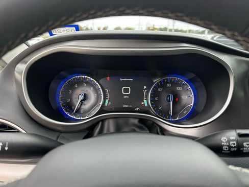 Used 2024 Chrysler Pacifica Touring-L image 14