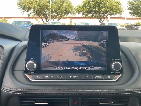 Used 2025 Nissan Rogue SV FWD image 27