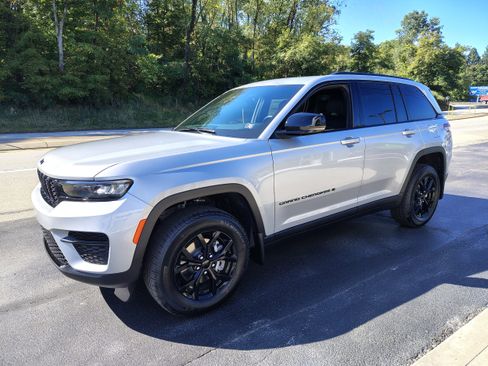 New 2025 Jeep Grand Cherokee Altitude image 4