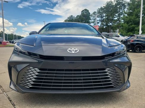 Used 2025 Toyota Camry XLE FWD image 7