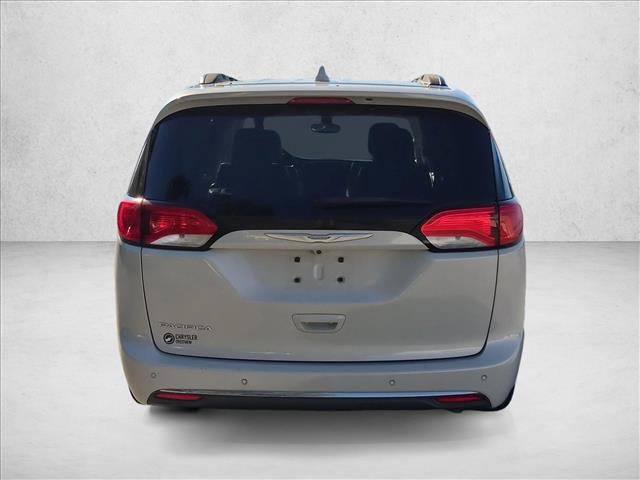 Used 2017 Chrysler Pacifica Touring-L FWD image 7