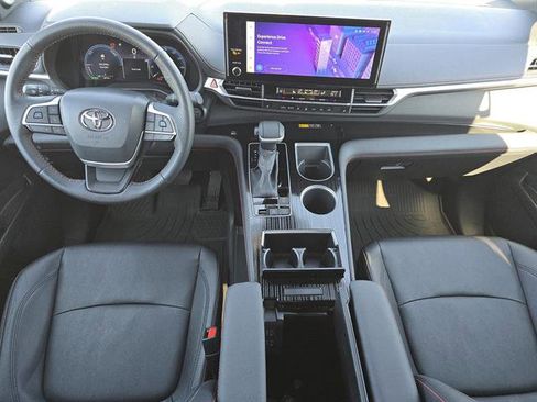 Used 2025 Toyota Sienna XSE image 34