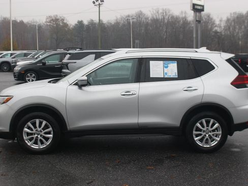 Used 2018 Nissan Rogue SV image 4