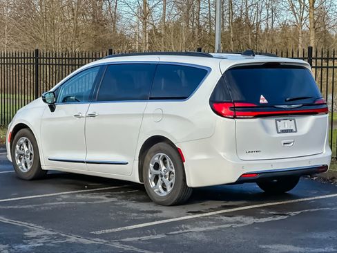 Used 2023 Chrysler Pacifica Limited image 5
