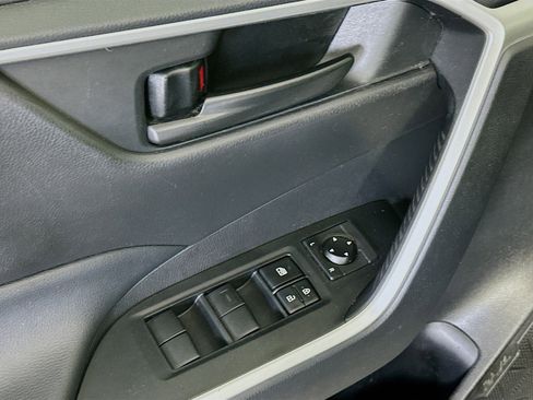 Used 2020 Toyota RAV4 LE image 15