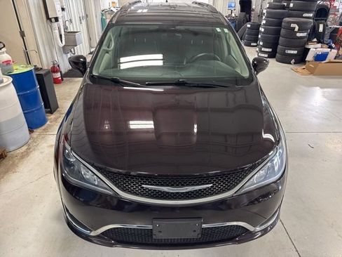 Used 2017 Chrysler Pacifica Touring-L FWD image 25