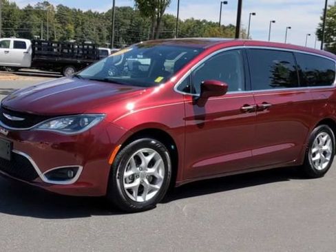 Used 2018 Chrysler Pacifica Touring Plus w/ Tire & Wheel Group FWD image 8