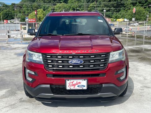 Used 2017 Ford Explorer XLT w/ Equipment Group 202A AWD/4WD image 5