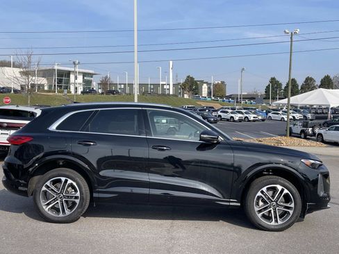 Used 2025 Audi Q5 Premium w/ Convenience Package image 3