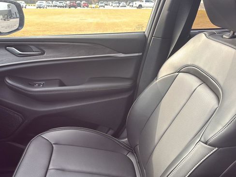 New 2025 Jeep Grand Cherokee Limited w/ Luxury Tech Group II image 24