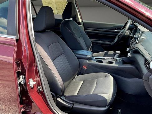 Used 2025 Nissan Altima 2.5 SV FWD image 31