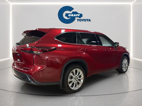 Used 2024 Toyota Highlander Limited AWD/4WD image 8