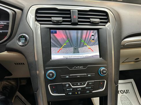 Used 2019 Ford Fusion SE FWD image 15