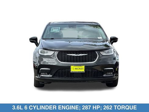 Used 2023 Chrysler Pacifica Touring-L FWD image 10