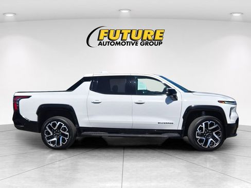 Certified 2025 Chevrolet Silverado EV RST AWD/4WD image 3