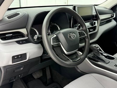Used 2023 Toyota Highlander L image 8