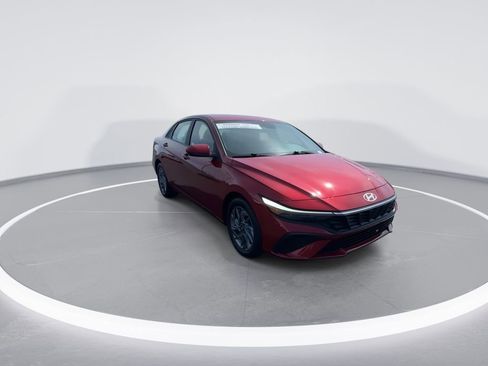 Used 2024 Hyundai Elantra SEL FWD image 2