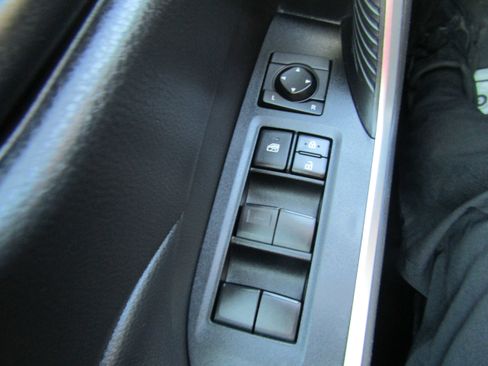 Used 2019 Toyota RAV4 LE AWD/4WD image 17