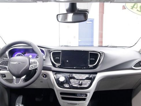 Used 2024 Chrysler Pacifica Touring-L image 16