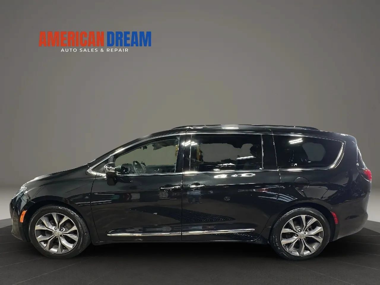 Used 2017 Chrysler Pacifica Limited w/ Tire & Wheel Group FWD image 2
