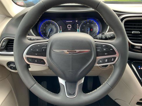 Used 2024 Chrysler Pacifica Touring-L FWD image 16