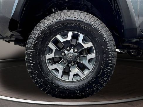 Used 2021 Toyota Tacoma TRD Off-Road w/ Technology Package AWD/4WD image 39