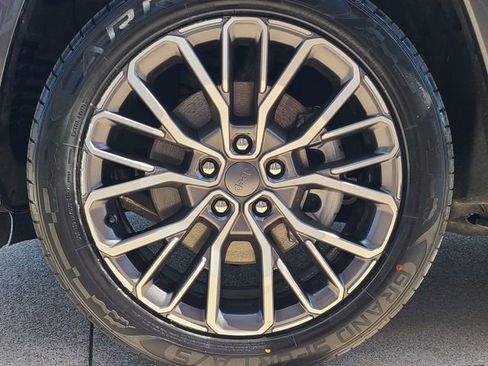 Used 2024 Jeep Grand Cherokee L Summit image 12