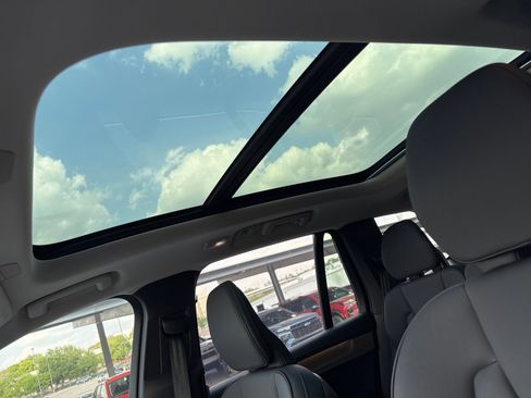 Used 2025 Volvo XC90 B5 Plus w/ Protection Package Premier image 18