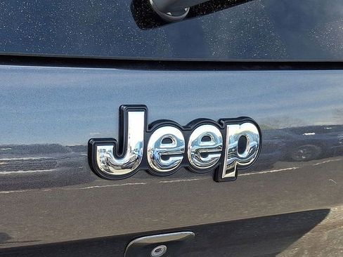 Used 2018 Jeep Cherokee Latitude Plus AWD/4WD image 28