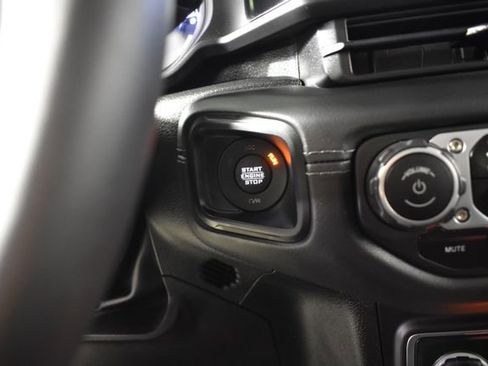 Used 2025 Jeep Wrangler Unlimited Sahara AWD/4WD image 18