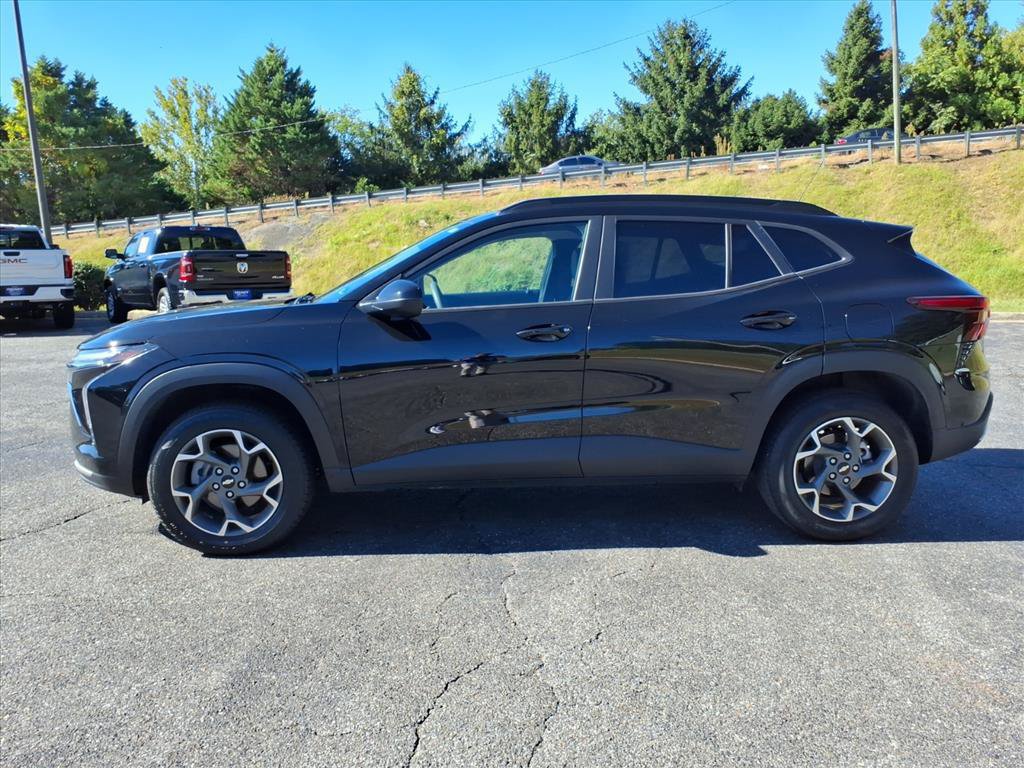 Used 2025 Chevrolet Trax LT FWD image 6