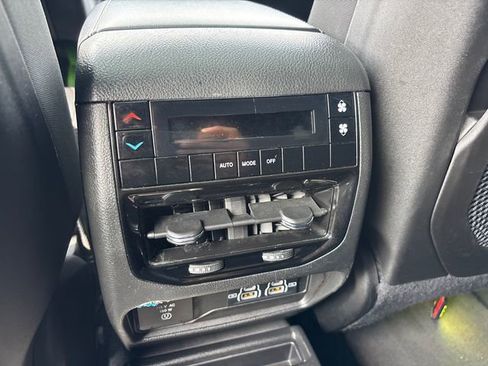 Used 2024 Jeep Grand Cherokee L Altitude AWD/4WD image 13