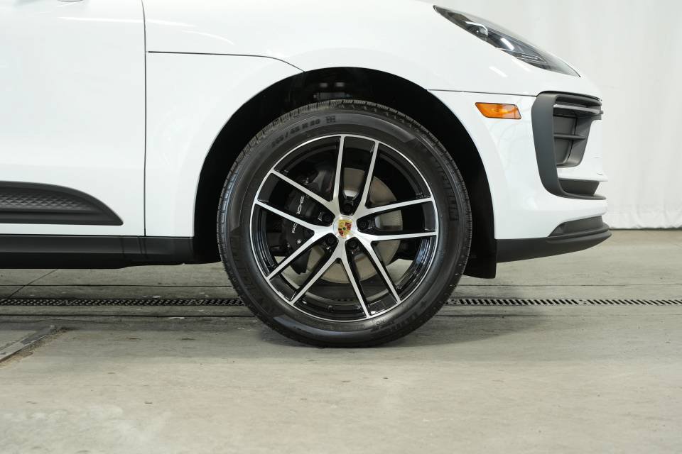Certified 2025 Porsche Macan AWD/4WD image 41