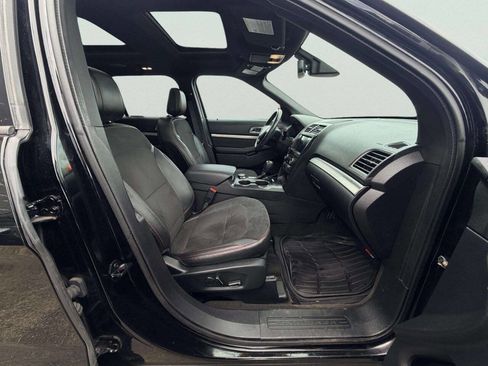 Used 2018 Ford Explorer XLT w/ XLT Appearance Package AWD/4WD image 31
