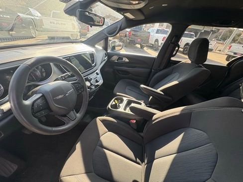 Certified 2023 Chrysler Pacifica Touring image 12