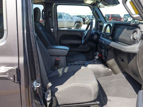 Used 2025 Jeep Wrangler Unlimited Rubicon 4xe w/ Convenience Group AWD/4WD image 27