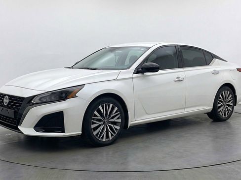 Used 2025 Nissan Altima 2.5 SV FWD image 3