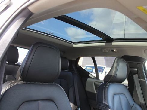 Used 2019 Volvo XC40 T5 Momentum image 32