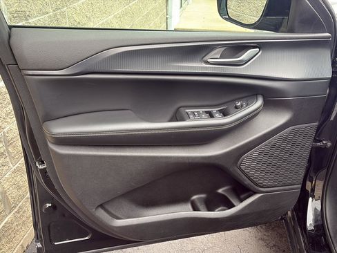 Used 2024 Jeep Grand Cherokee L Laredo image 4