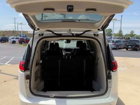 Used 2024 Chrysler Pacifica Touring-L FWD image 13