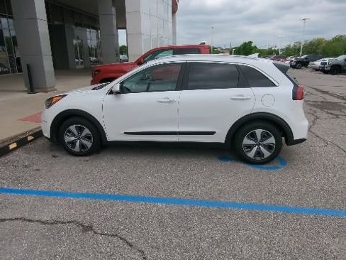 Used 2018 Kia Niro EX FWD image 10