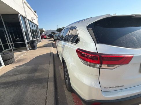 Used 2017 Toyota Highlander XLE AWD/4WD image 7