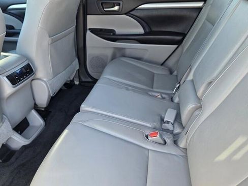 Used 2014 Toyota Highlander XLE image 27