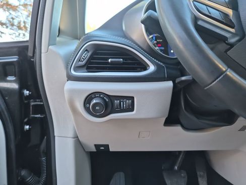 Used 2024 Chrysler Pacifica Select image 13