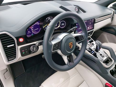 Certified 2023 Porsche Cayenne image 4