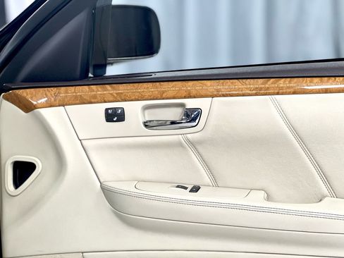 Used 2011 Cadillac DTS Platinum image 39