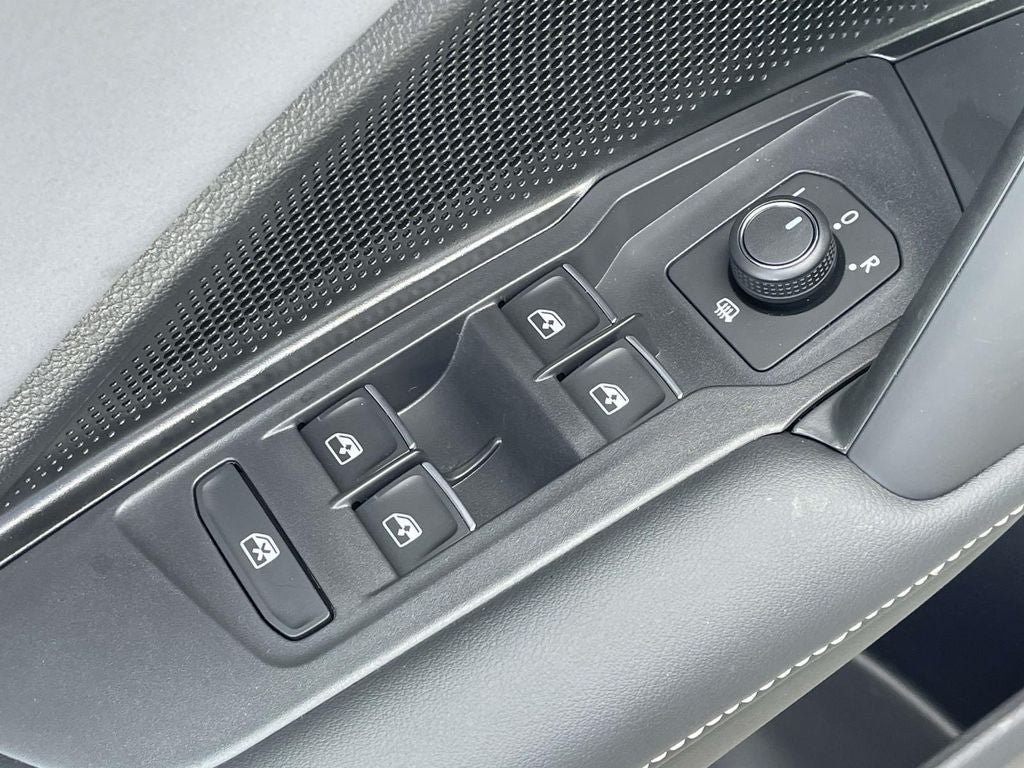 New 2026 Volkswagen Tiguan SE R-Line FWD image 41