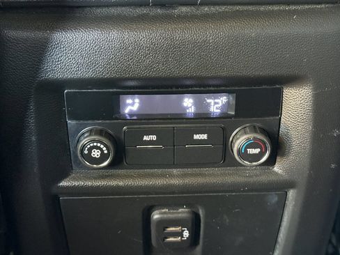 Used 2023 Chevrolet Traverse LT FWD image 20