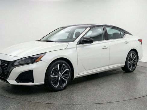 Used 2025 Nissan Altima 2.5 SR FWD image 3